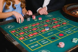 မြန်မာနိုင်ငံ ဘောလုံးပရိသတ်များ innlay999 Sportsbook ဖြင့် Myanmar National League ပွဲများ ကြည့်ရှုလောင်းကစားနေသောပုံ